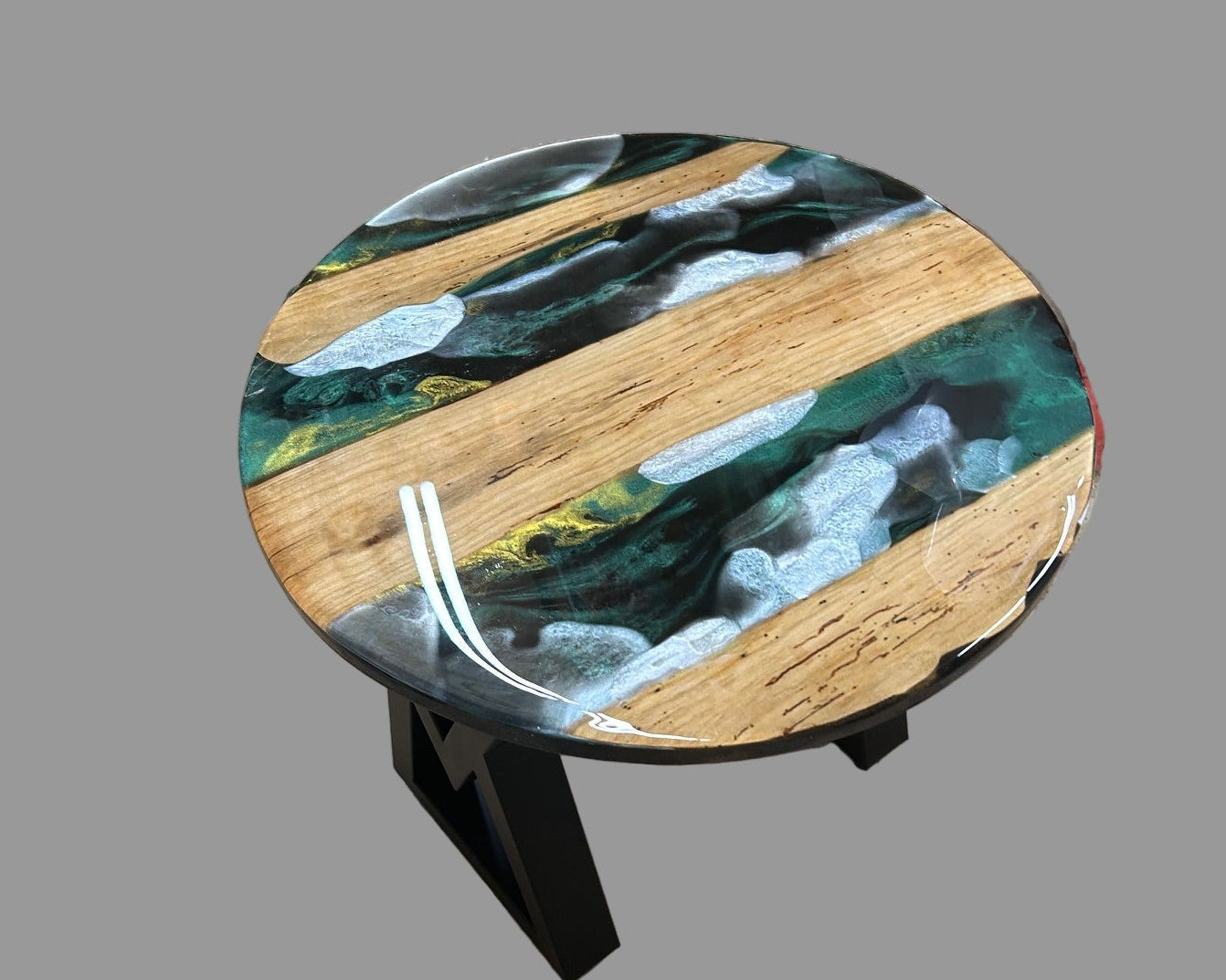 Black Green Whit and Gols accent round Table